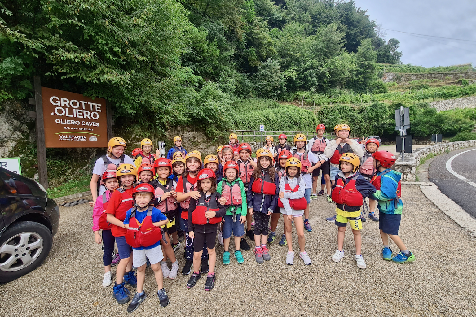 Foto del gruppo di Brandolandia alle grotte di Oliero